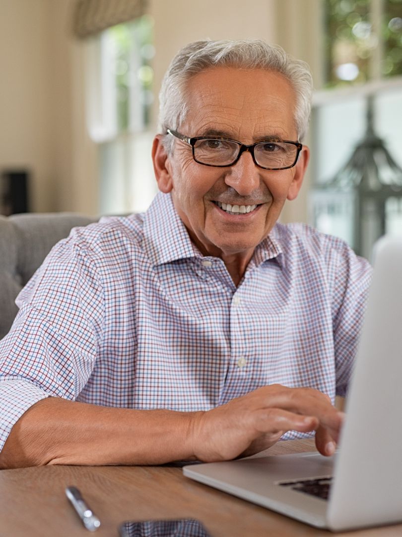 Homme devant son ordinateur qui écrit sa biographie