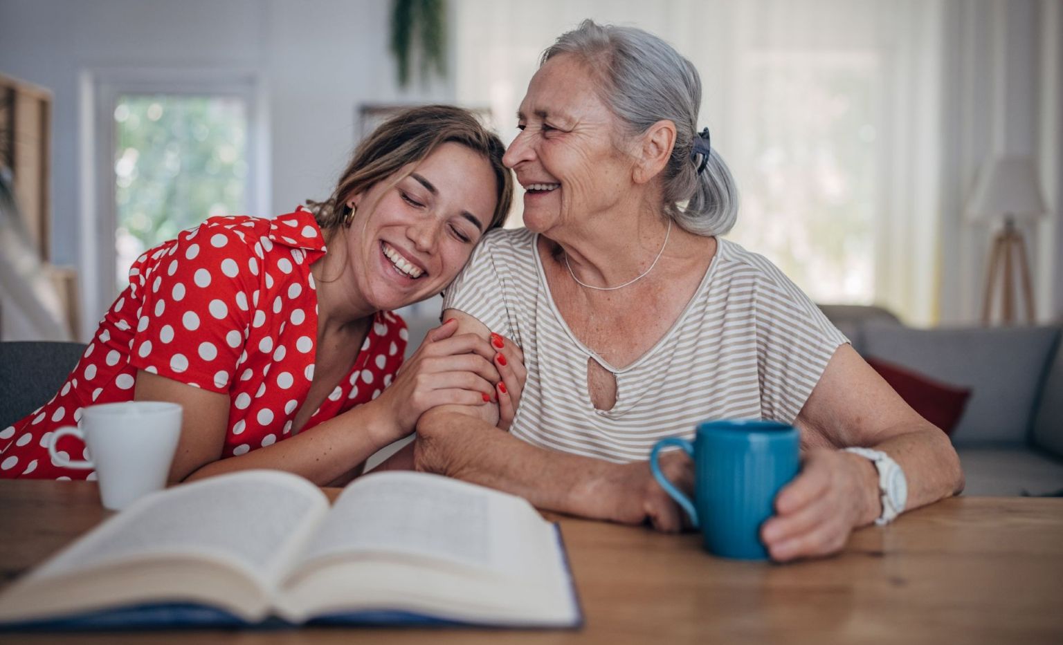 Mère devant sa biographie avec sa fille heureuse