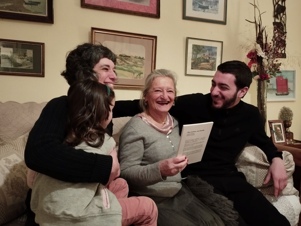 Une famille autour de Mamie qui a écrit a biographie